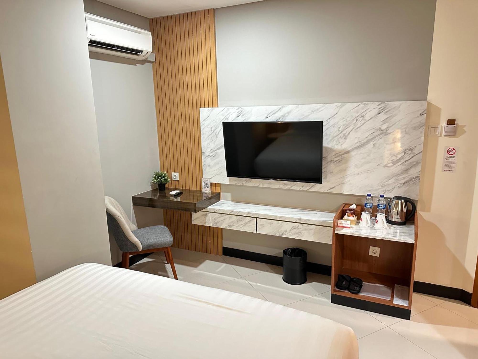 D'Primahotel Jemursari Surabaya Bagian luar foto